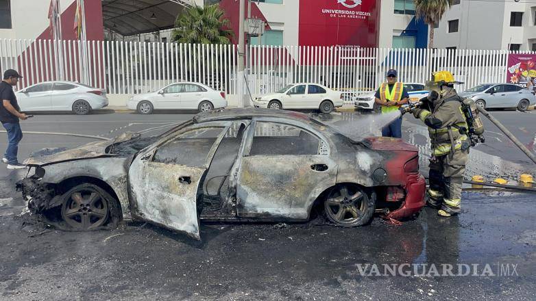 $!El incendio se propagó con rapidez y en cuestión de minutos redujo a chatarra el automóvil Dodge Stratus que circulaba con rumbo a Nazario Ortiz Garza.