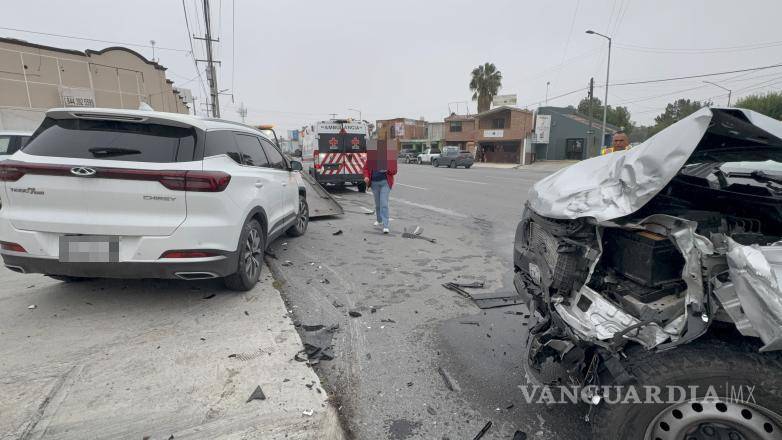 $!La conductora de 37 años quedó atrapada dentro de su vehículo luego del choque registrado en Saltillo.