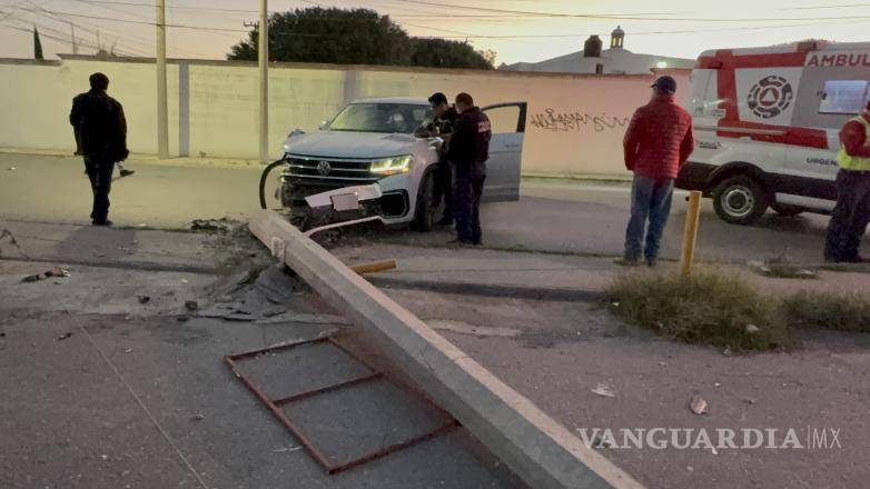 $!Una grúa retiró la camioneta del lugar del accidente para trasladarla a un corralón, mientras las autoridades tomaron conocimiento de los hechos.