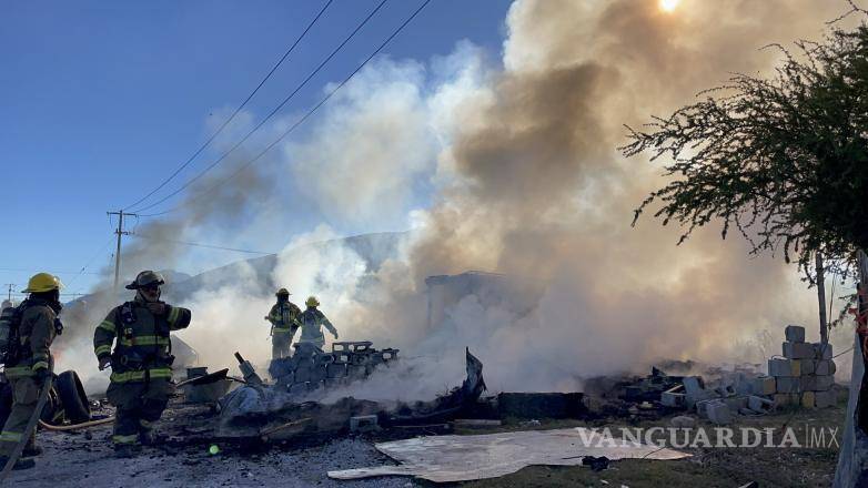 $!Los bomberos de Saltillo utilizan equipos especializados para sofocar las llamas y evitar que el incendio se propagara a áreas cercanas.