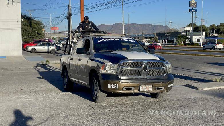 $!Los agentes de la unidad M-1494 fueron los encargados de la detención de los presuntos responsables de daños a la tienda y robo.