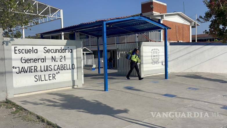 $!El incidente ocurrió en una de las aulas de la secundaria ubicada sobre el bulevar Mirasierra, lo que generó la movilización de personal de emergencia y seguridad.