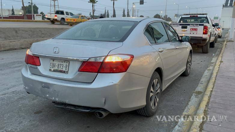 $!Los conductores involucrados se comunicaron con sus aseguradoras para llegar a un acuerdo sobre los daños causados en el incidente vial.
