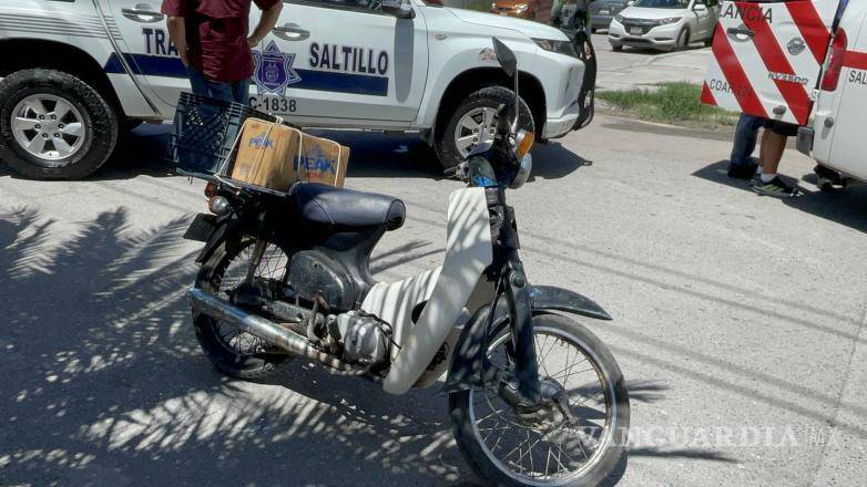 $!Personal de la Cruz Roja valoró al lesionado en el lugar y lo trasladó al hospital por precaución, mientras familiares gestionaban la intervención de la aseguradora.