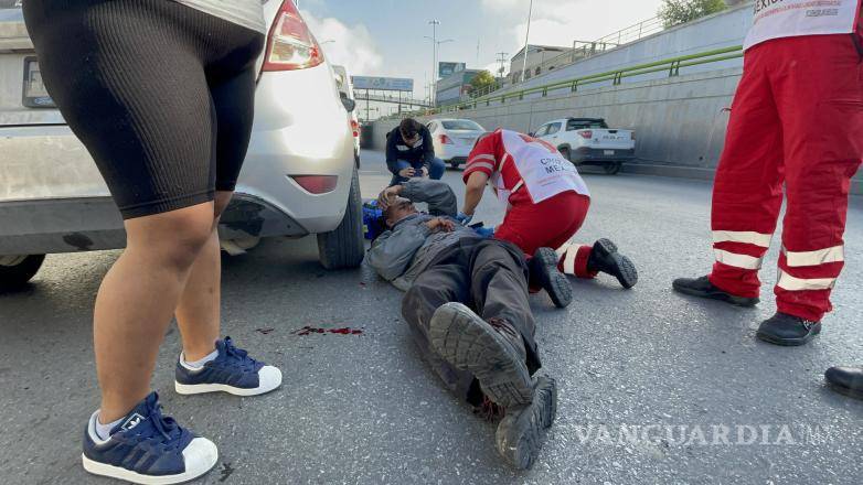 $!Autoridades buscan al conductor que provocó choque contra motociclista en el periférico LEA y dejó sin dedo al joven conductor del frágil vehículo.