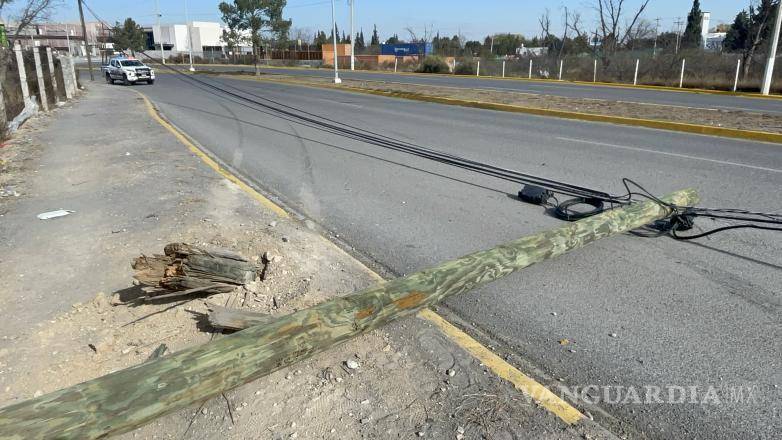 $!El poste derribado quedó obstruyendo los carriles de circulación, provocando algunos retrasos en el tráfico local hasta su remoción.