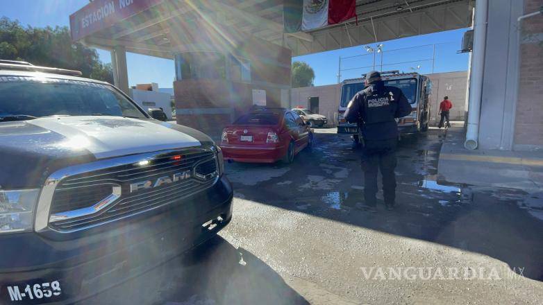 $!Elementos de la Policía Municipal acudieron al sitio tras el reporte de una persona inconsciente.