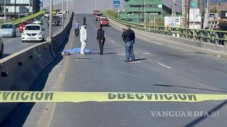 $!Personal pericial realizó el levantamiento del cuerpo tras el atropellamiento registrado en el puente del periférico Luis Echeverría Álvarez.
