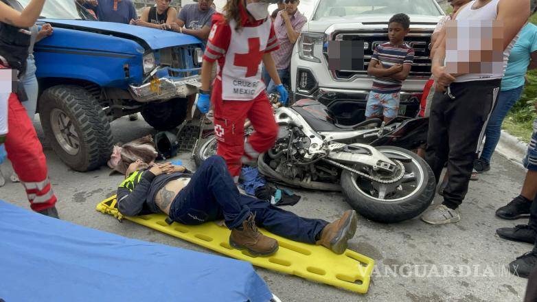 $!Paramédicos de la Cruz Roja brindaron atención prehospitalaria al motociclista, quien presentaba un traumatismo abdominal y posteriormente fue trasladado a la Clínica 2 del IMSS.