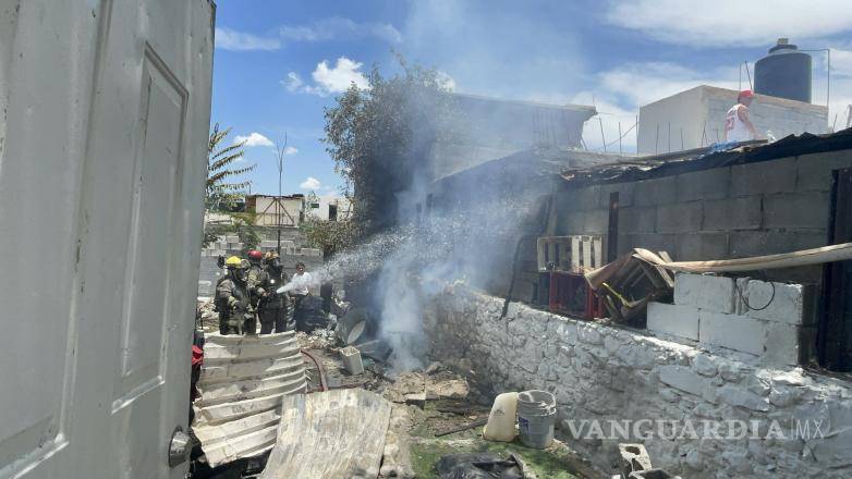 $!Personal de los Bomberos de Saltillo atendieron el llamado para socavar el fuego.