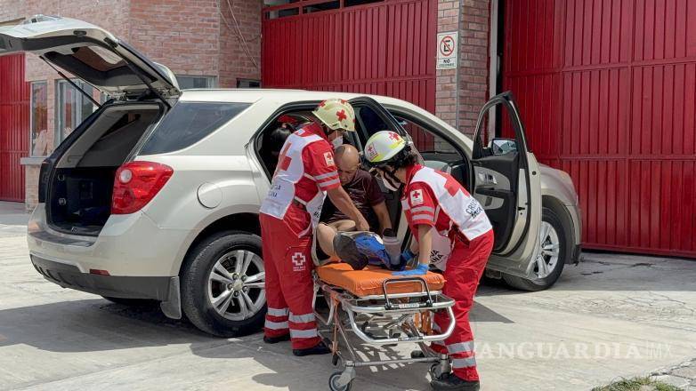 $!Ya en la estación de Bomberos, fue asistido por personal de la Cruz Roja.