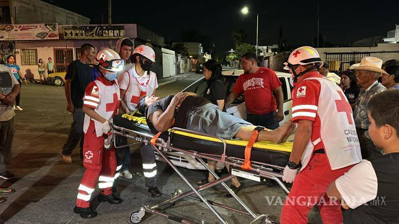 $!Rescatistas de la Cruz Roja atendieron a Juana en el lugar del accidente antes de su traslado a la clínica.