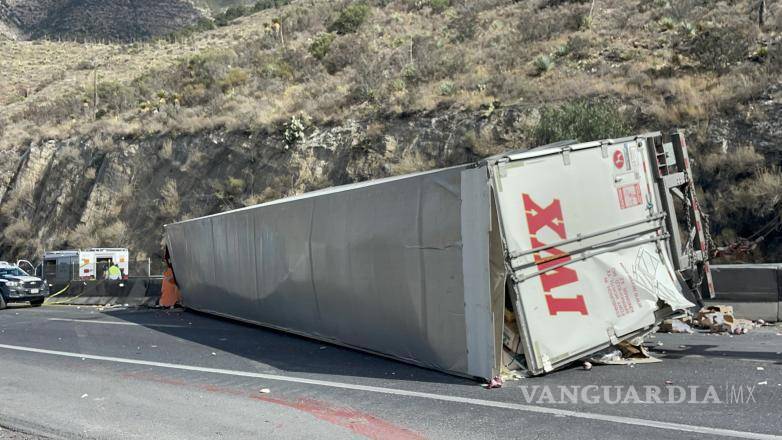 $!El chofer y su acompañante resultaron lesionados; este último quedó atrapado y fue rescatado por paramédicos de Capufe.