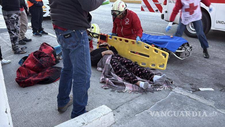 $!Socorristas de la Cruz Roja brindaron atención a madre e hijo antes de trasladarlos a la Clínica Uno del IMSS tras el atropello en el Periférico Luis Echeverría.