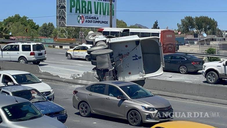 $!El accidente ocurrió a la altura de la colonia Guerrero, donde varias unidades resultaron afectadas tras el impacto inicial del tractocamión.