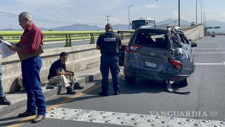 $!Paramédicos del cuerpo de bomberos de Ramos Arizpe atendieron al conductor en el lugar del accidente.