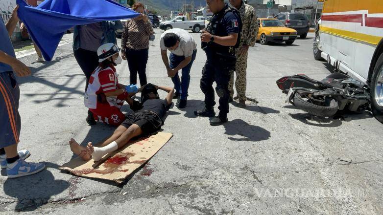 $!Paramédicos de la Cruz Roja atendieron al joven motociclista, quien presentó lesiones en el pie izquierdo.