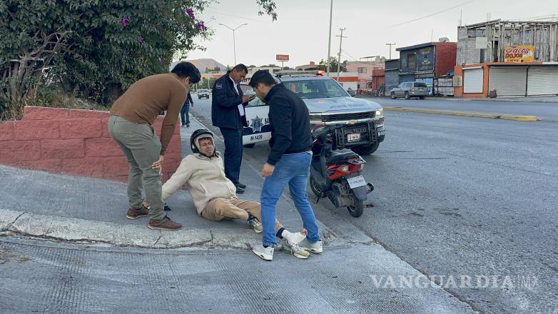 $!Transeúntes auxiliaron a Joksan y lo movieron a la banqueta para su seguridad.