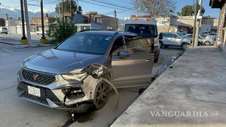 $!Las unidades involucradas presentaron daños materiales de consideración, mientras la circulación en el cruce se vio parcialmente afectada durante el tiempo que duraron las labores de atención y retiro de los vehículos.
