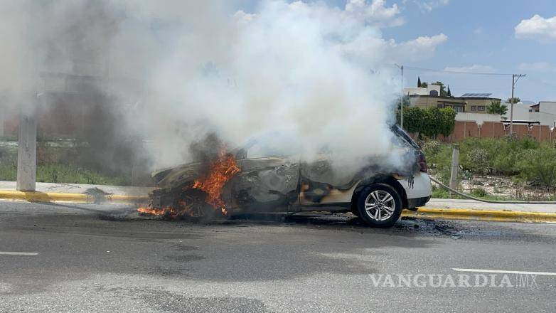 $!La camioneta terminó envuelta en llamas.