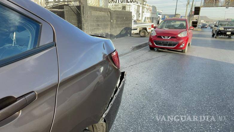 $!Un Nissan March terminó con el cofre abollado al impactarse contra un Chevrolet Aveo en la serie de accidentes.