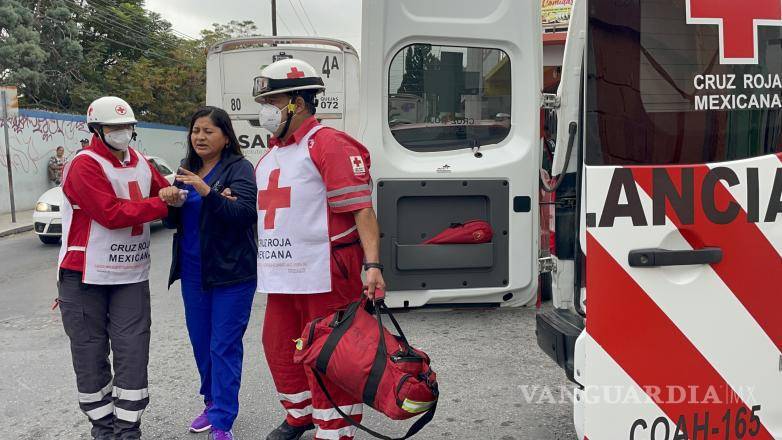 $!Paramédicos de la Cruz Roja atendieron a la conductora lesionada en el lugar.