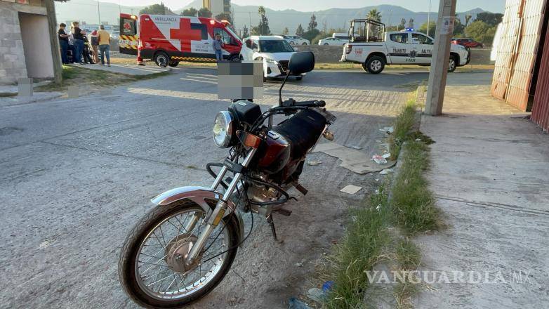 $!La motocicleta impactó la parte lateral de la camioneta en la ciclovía de Fundadores.