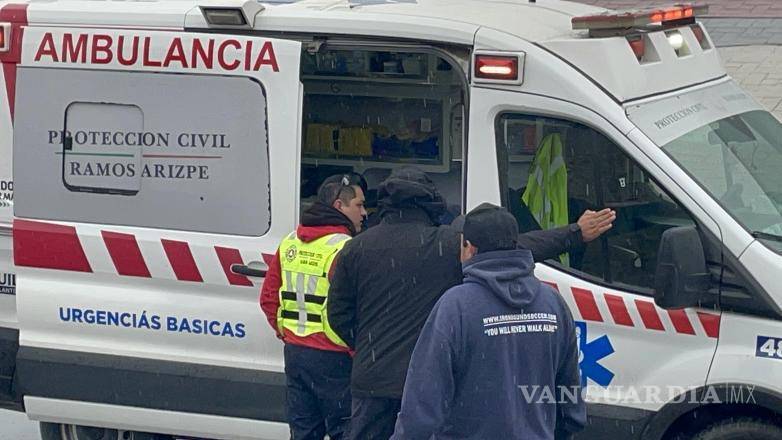 $!Paramédicos de Protección Civil valoraron a los ocupantes en el lugar del accidente.
