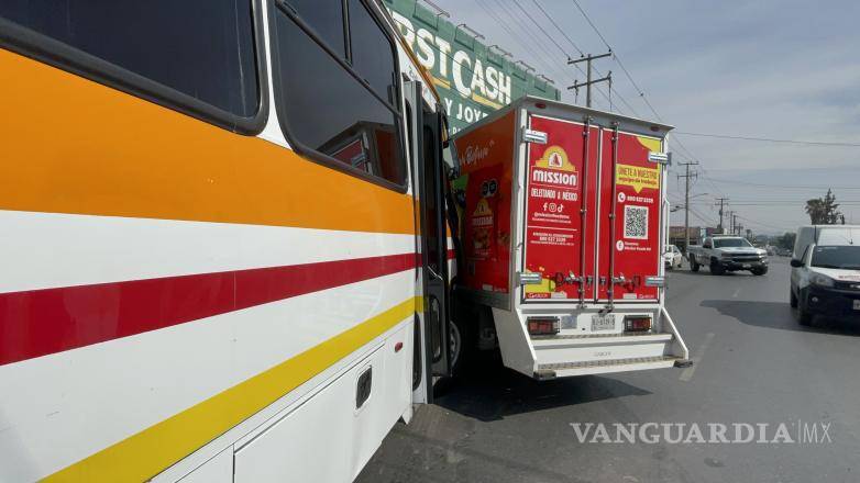$!Personal de aseguradoras se presentó en el lugar para tomar conocimiento del hecho y proceder con las diligencias correspondientes tras el accidente vial.