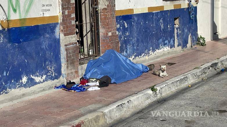 $!Durante el procesamiento del área, un can permaneció junto al cuerpo sin vida, sin apartarse pese a la presencia de peritos y agentes investigadores.