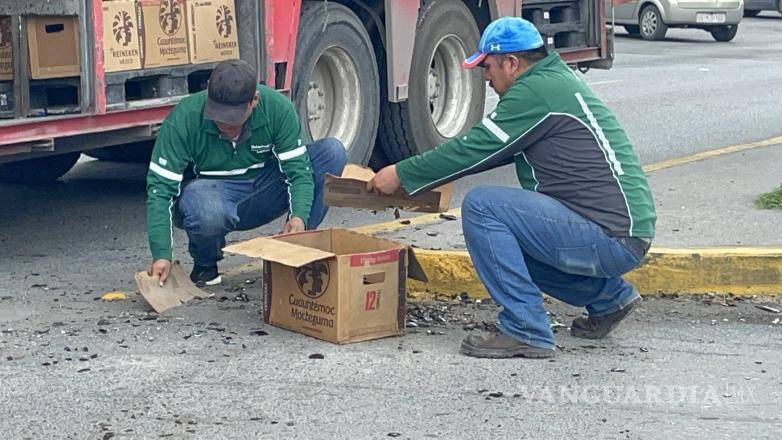$!Restos de vidrio quedaron esparcidos sobre Paseo de la Reforma tras la caída de cajas con envases vacíos de cerveza.