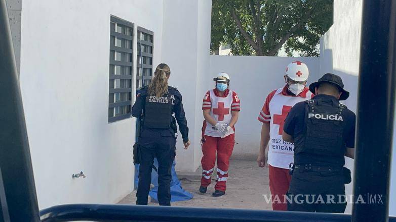 $!Los paramedicos de la Cruz Roja confirmaron el deceso del hombre en la escena.