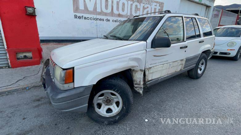 $!El impacto entre el Ford Fiesta y la Jeep Laredo dejó daños materiales significativos en ambos vehículos.