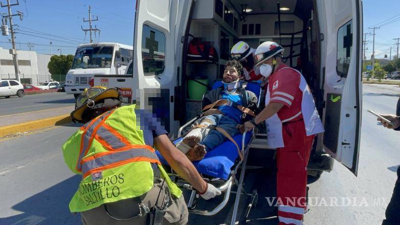 $!Bomberos y personal de la Cruz Roja trabajan para atender a las víctimas del accidente y garantizar su traslado seguro a los centros médicos.