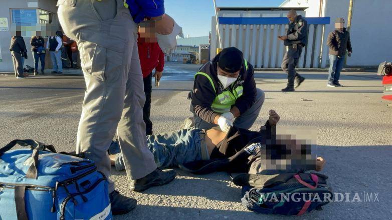 $!Elementos de la Secretaría de Salud atendieron al lesionado y lo trasladaron a un hospital para valoración médica.