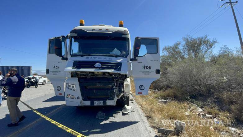 $!El automóvil Nissan Sentra quedó con daños severos tras ser arrastrado varios metros por el tractocamión.