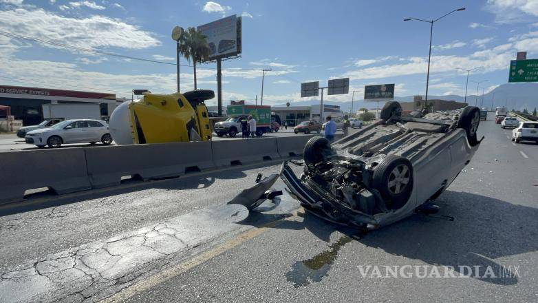 $!Una pipa de la empresa Supergas y un automóvil Chevrolet Aveo protagonizaron un fuerte accidente sobre el bulevar Nazario Ortiz Garza, percance que terminó con ambas unidades volcadas y generó un intenso operativo de emergencia.