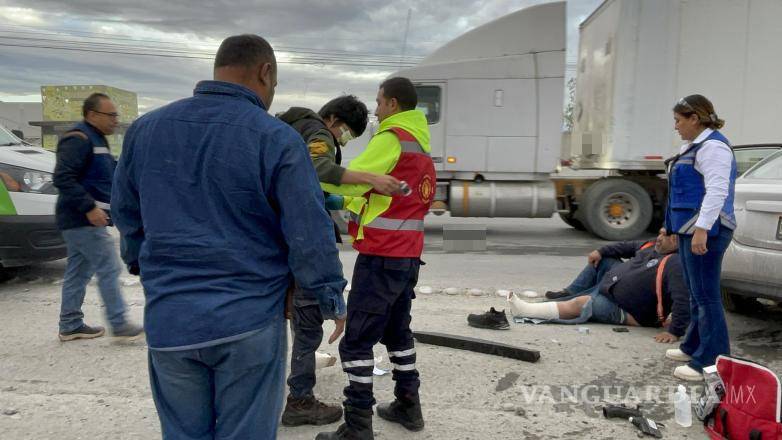 $!Tres lesionados fueron trasladados al IMSS tras el accidente en Arteaga.