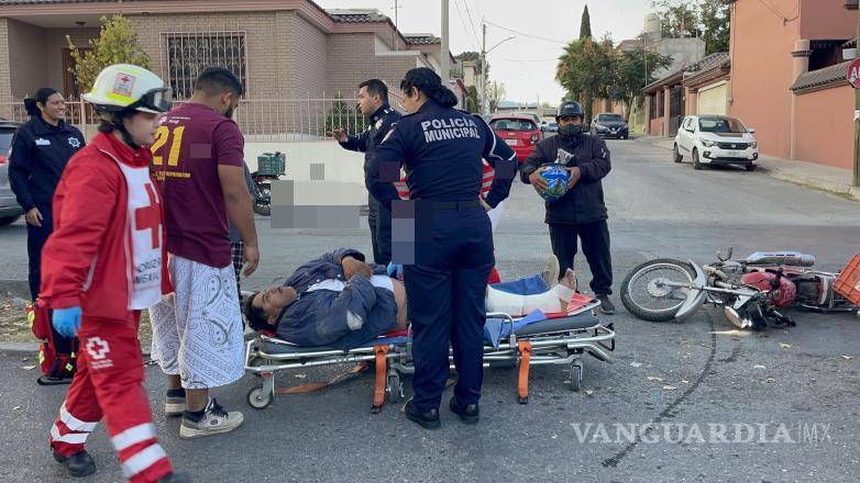 $!Paramédicos de Cruz Roja atiendieron al motociclista lesionado tras el impacto.