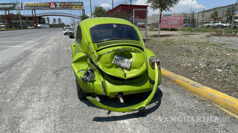 $!El Volkswagen Sedán (bocho) resultó con daños tras ser impactado por alcance.