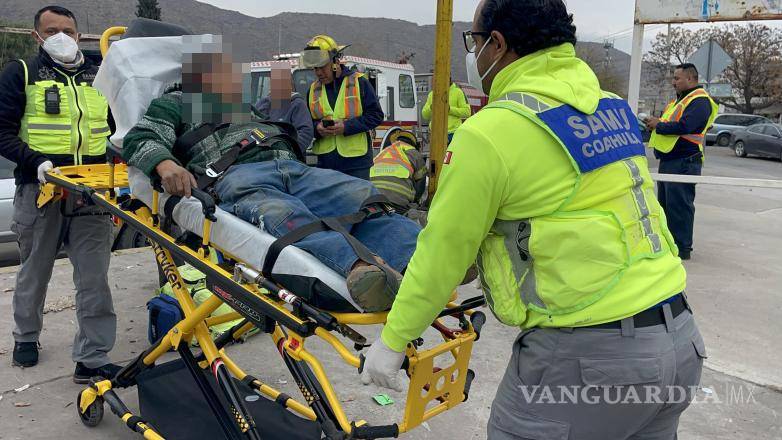 $!Paramédicos brindaron atención prehospitalaria al conductor antes de su traslado al hospital.