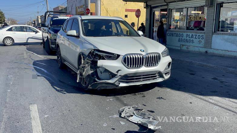 $!Camioneta BMW involucrada en el accidente con daños visibles en la parte frontal.