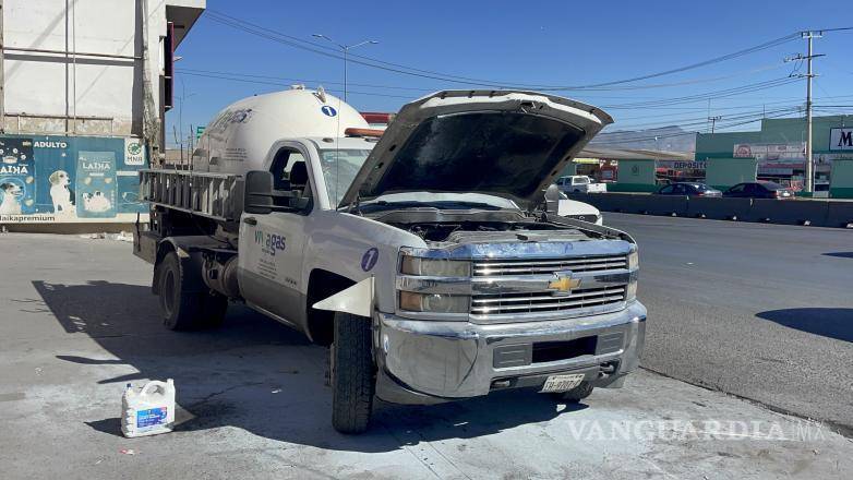 $!Se detectó humo en la parte frontal de la unidad, sin que se confirmara riesgo alguno.