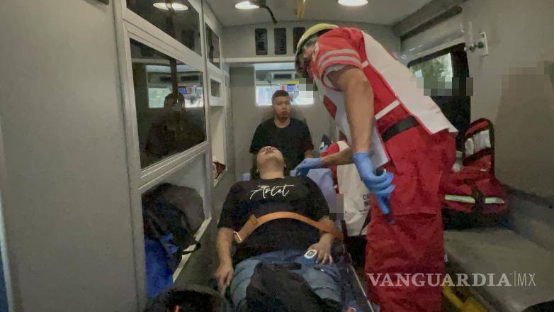 $!Paramédicos de la Cruz Roja brindaron atención a los lesionados en el lugar.