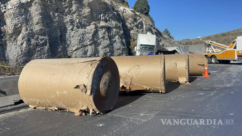 $!La carga de rollos de papel fue la principal causante de la volcadura en Puerto México.