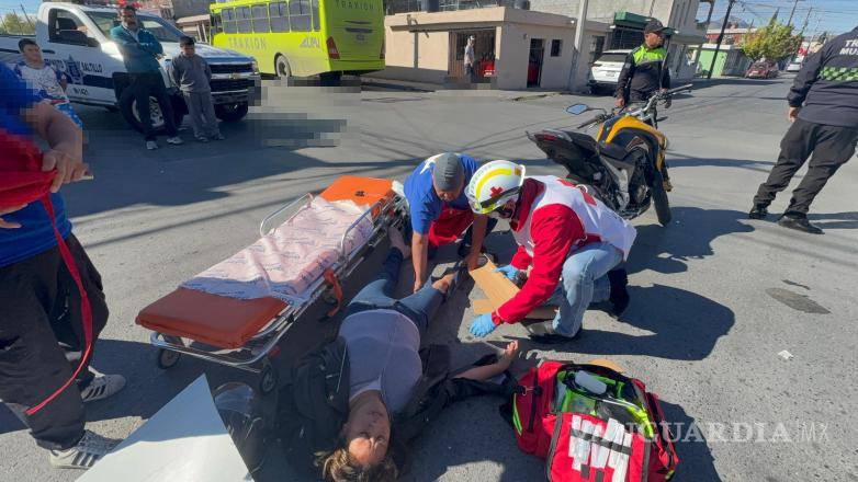 $!Paramédicos de Cruz Roja auxiliaron a la lesionada tras el derrape en la colonia Bellavista.