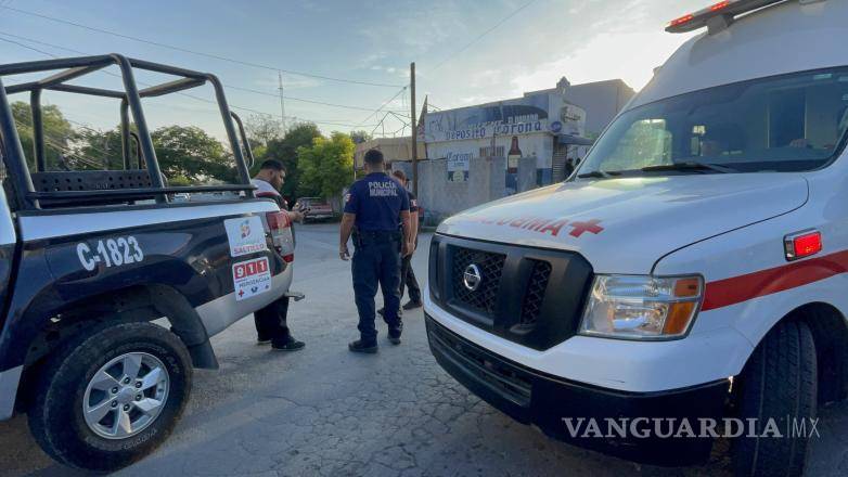 $!Paramédicos de la Cruz Roja y elementos de la Policía Municipal acudieron al cruce de Álvaro Obregón y Luis Echeverría Álvarez tras el reporte de una persona inconsciente dentro de una camioneta, lo que generó preocupación entre automovilistas.