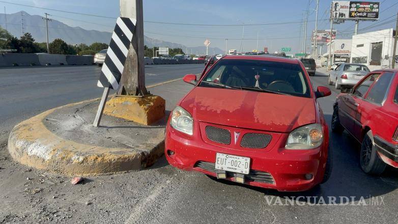 $!Una grúa realizó el retiro del vehículo accidentado, permitiendo la reapertura total de la circulación luego de varios minutos de afectación en la zona.