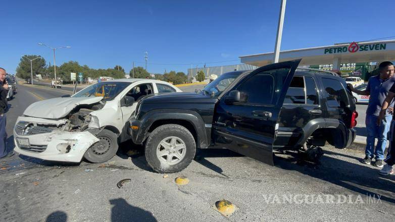 $!Un choque múltiple ocurrió en la colonia Australia tras desprenderse una llanta de una camioneta Jeep Liberty.