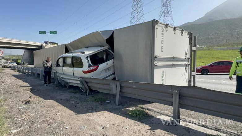 $!La camioneta quedó atrapada debajo de la caja del tractocamión tras la volcadura registrada en los carriles con dirección a Monterrey.